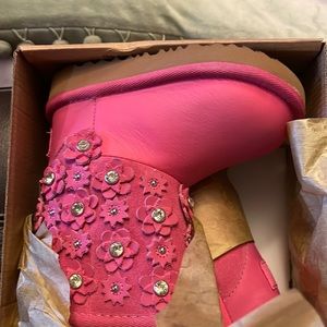 Size 6 Ugg azalea pink never worn